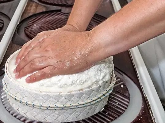 Vista del proceso de fabricacion de los quesos majoreros