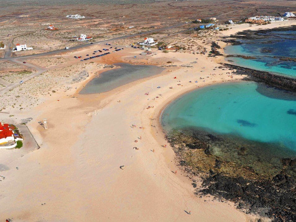 Vistas de la playa de la Concha en el Cotillo, una de las mejores playas de Fuerteventura