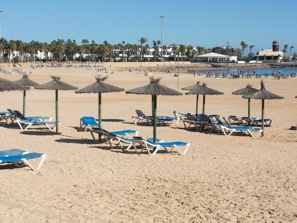 Vista de la playa de Caleta Fuste, uno de los lugares que visitar en Fuerteventura