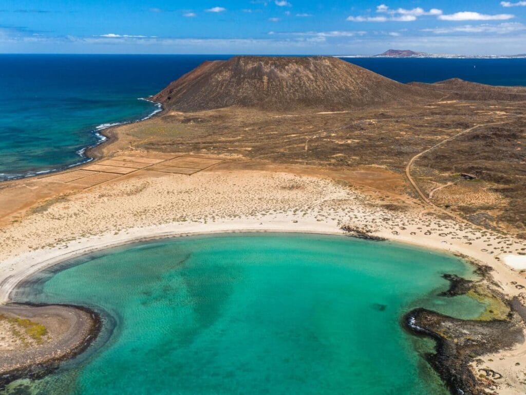 Vista de la playa de la Concha en la Isla de Lobos, uno de los lugares que ver en Fuerteventura