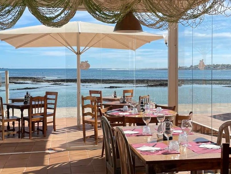 Vista de un restaurante en el pueblo de Corralejo, uno de los pueblos mas bonitos que ver en Fuerteventura