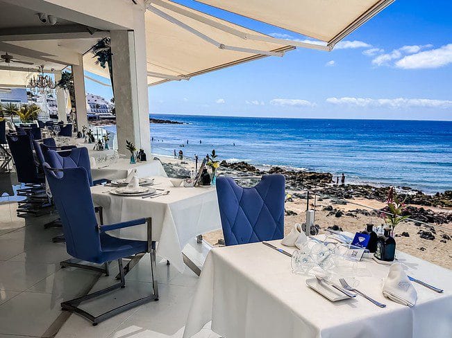 Vista de un restaurante en primera linea de playa en Lanzarote