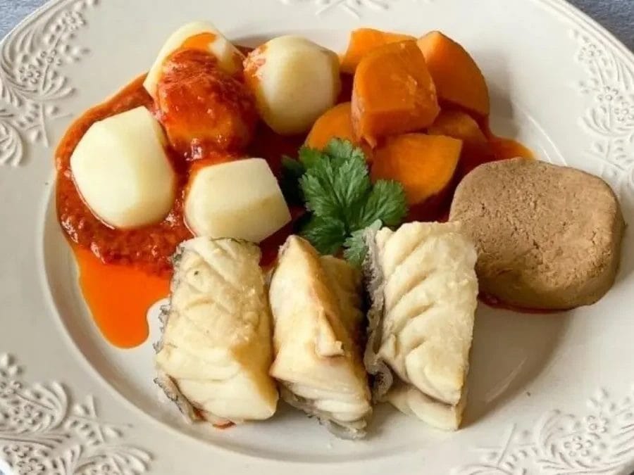 Vista de plato de sancocho canario, presente en la gastronomia de Lanzarote