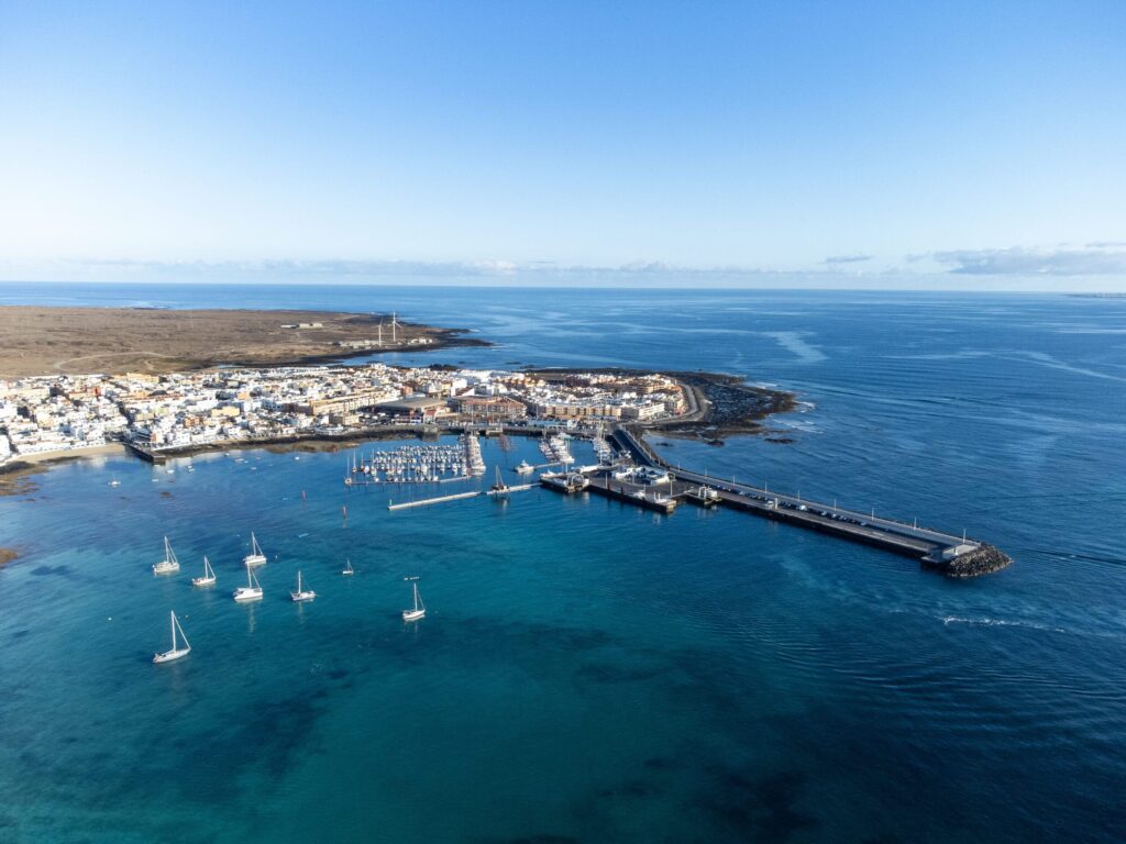 Vista del pueblo de Corralejo, uno de los pueblos mas bonitos que ver en Fuerteventura