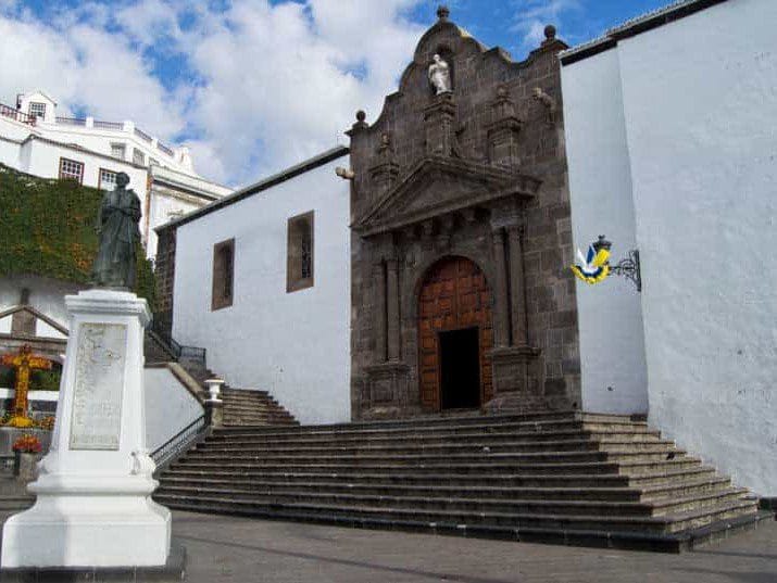 Vista de la Iglesia Matriz de El Salvador, una de las cosas que ver en Santa Cruz de La Palma