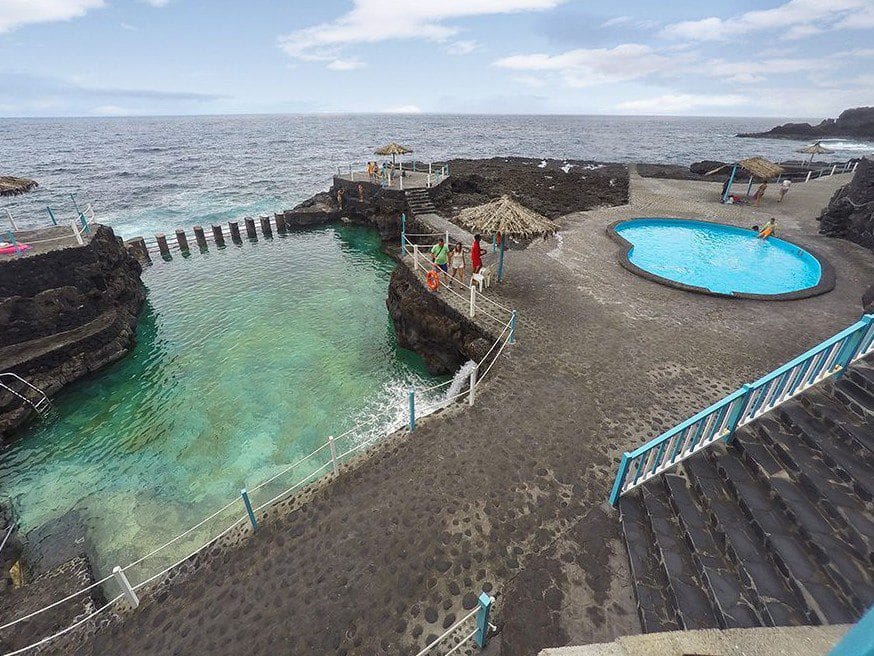 Vista las Piscinas Naturales de La Fajana y Charco Azul, una de las mejores cosas que ver en La Palma