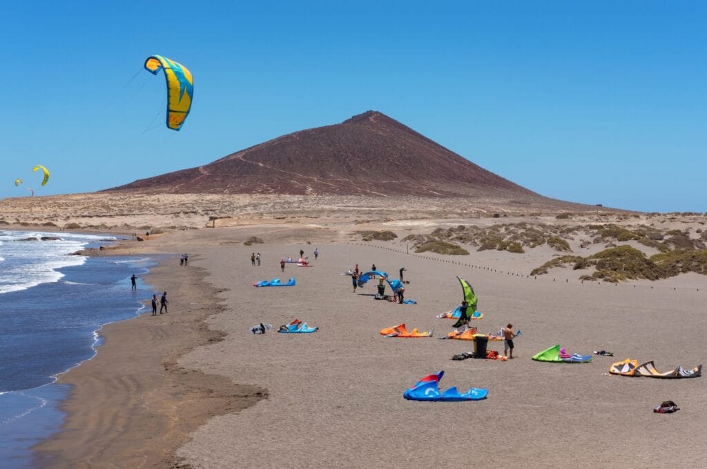 Vista de la playa del Medano en Tenerife, uno de los lugares donde se practica kitesurf, windsurf