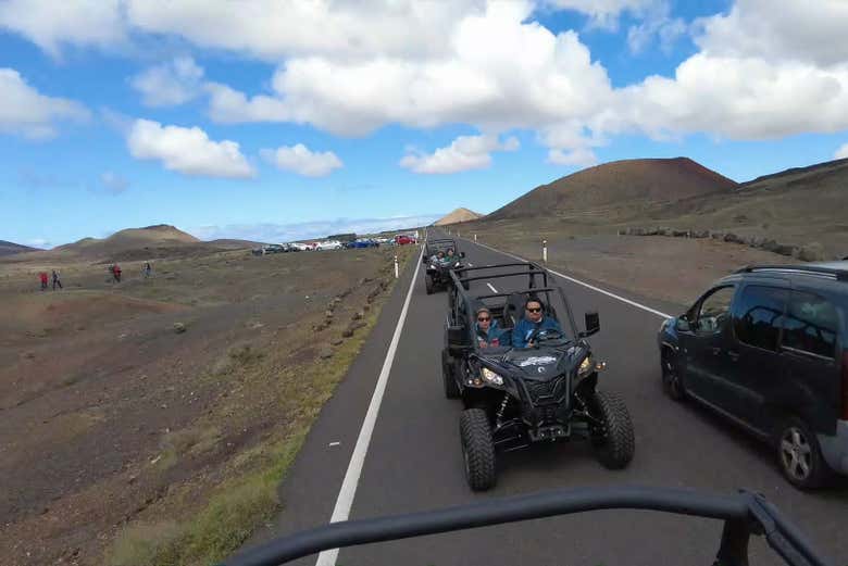 Vista de Tour en buggy y senderismo por el Parque Natural de Los Volcanes, una de las mejores actividades que hacer en Lanzarote