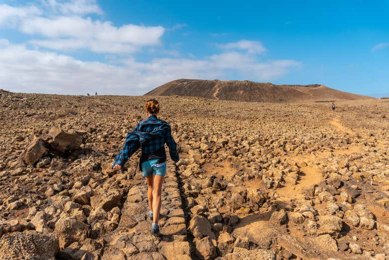 Vista de Senderismo por el volcán Calderón Hondo, una de las actividades que hacer en Fuerteventura