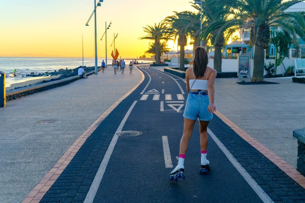 VIsta de una chica en patines en Lanzarote, una de las actividades que hacer en la isla