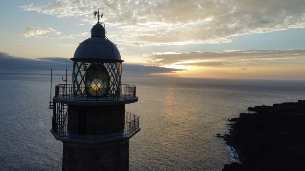 Vista de una increible puesta de sol en el Faro de Orchilla en la isla de El Hierro, uno de los mejores atardeceres de la isla