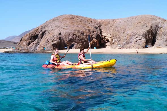 Vista de Kayak y snorkel en la playa de Papagayo, una de las actividades que hacer en Lanzarote