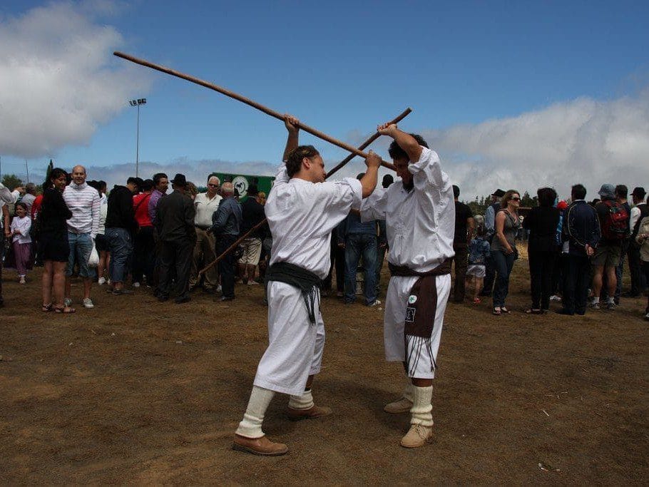 Vista de la Lucha del Garrote, uno de los deportes tradicionales de las Islas Canarias