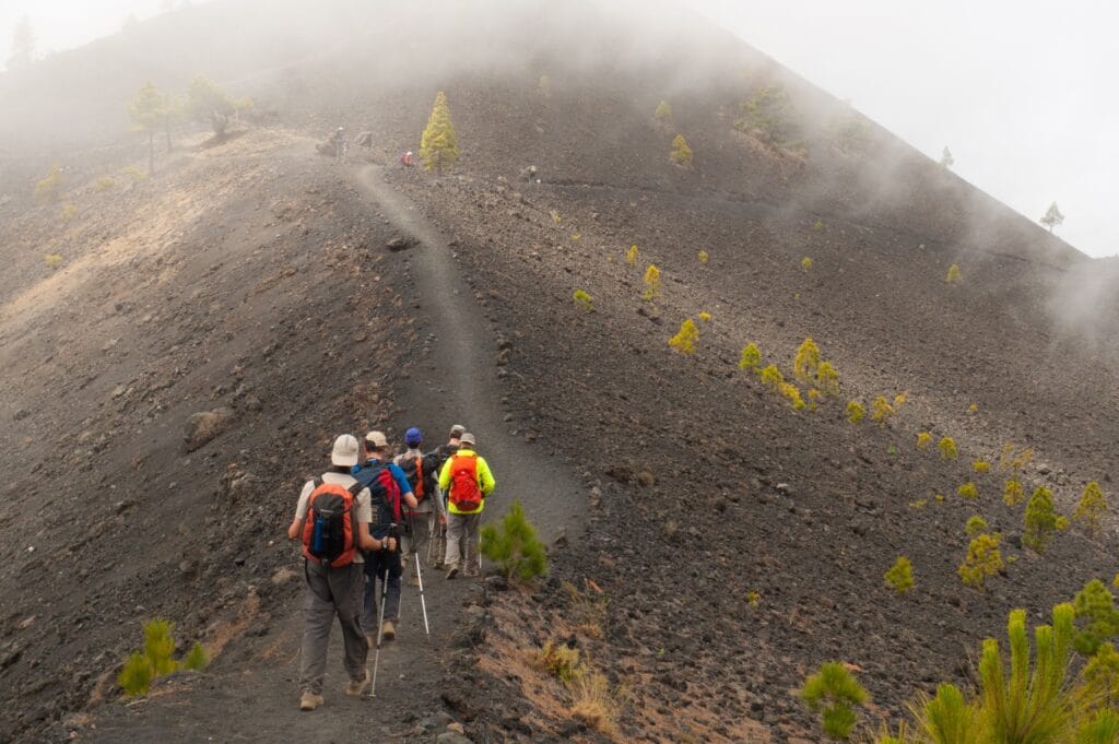 Vista de un grupo de personas haciendo senderismo en La Palma, una de las mejores actividades que hacer en la isla