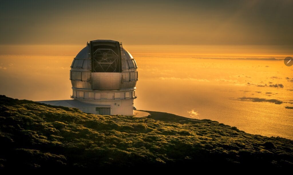 Vista de una puesta de sol en el Observatorio del Roque de Los Muchachos en La Palma