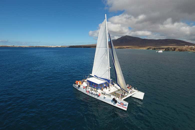 Vista de Paseo en catamarán por Puerto del Carmen, una de las mejores actividades que hacer en Lanzarote