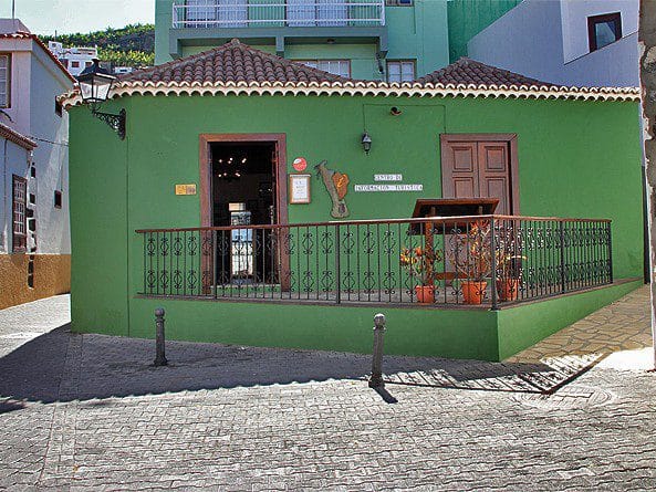 Vista de casas del pueblo de Tazacorte en La Palma