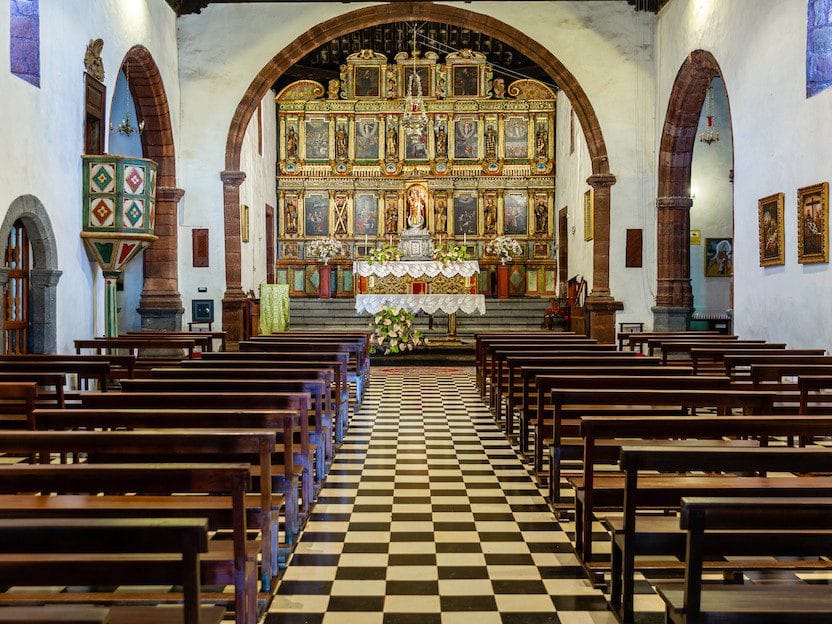 Vista de la Iglesia de Nuestra Señora de la Candelaria en el pueblo de Tijarafe, uno de los pueblos mas bonitos de La Palma
