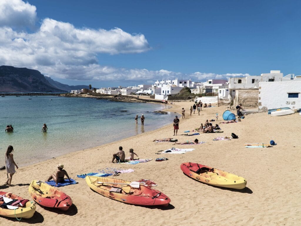 Vista de la Caleta del Sebo, uno de los mejore slugares que visitar en La Graciosa