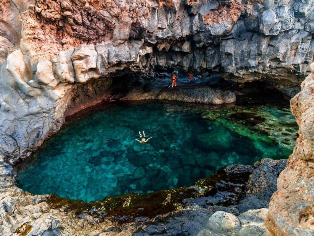 Vista de el Charco Azul, una de las mejores piscinas naturales en El Hierro
