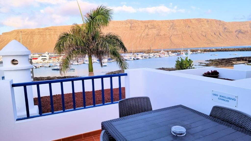 vista de Chinijo Beach, uno de los alojamientos con encanto en La Graciosa