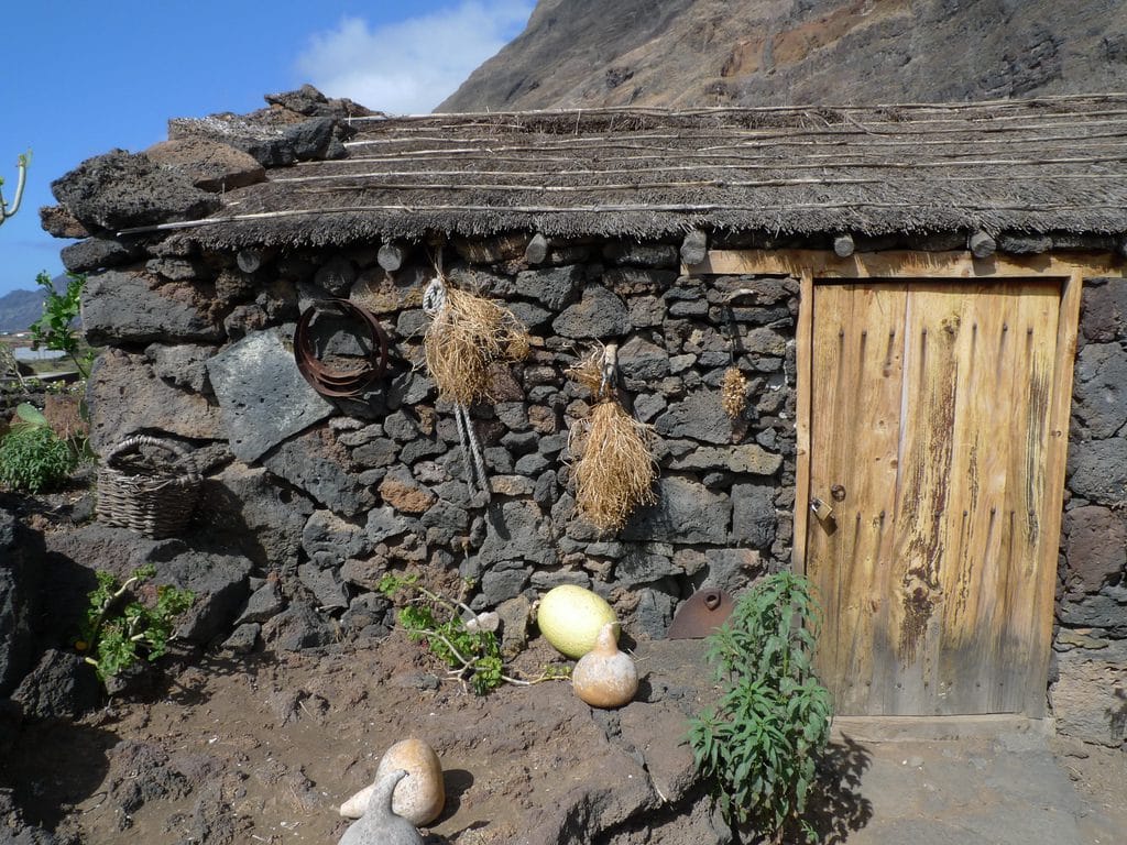 Vista de las casas de el Ecomuseo de Guinea y Lagartario en el Hierro