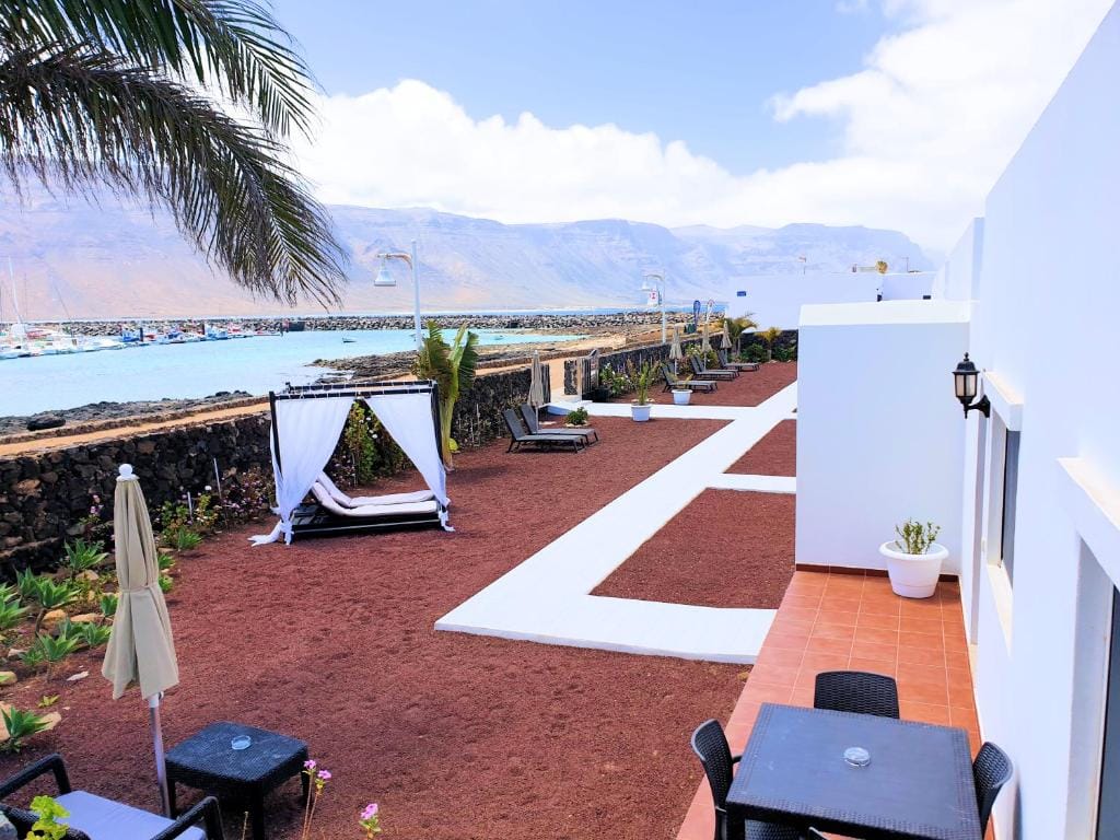 Vista de La Graciosa Camelia Beach Vistas Mar, uno de los alojamientos con encanto en la isla