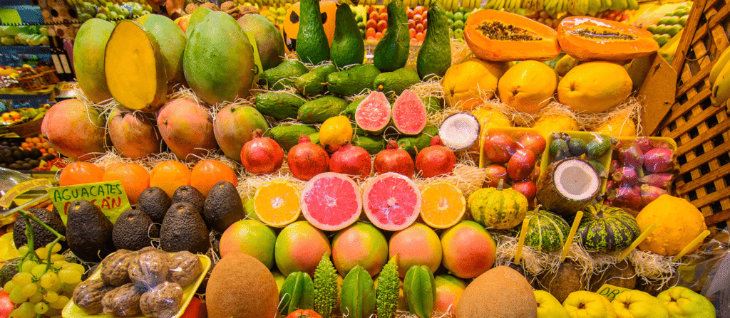 Vista de puesto de frutas y verduras en el mercadillo de Frontera en el Hierro
