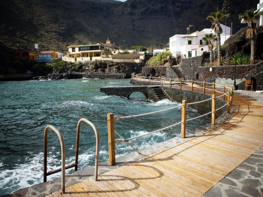 Vista de la Piscina Natural de Tamaduste, una de las mejores piscinas naturales en El Hierro