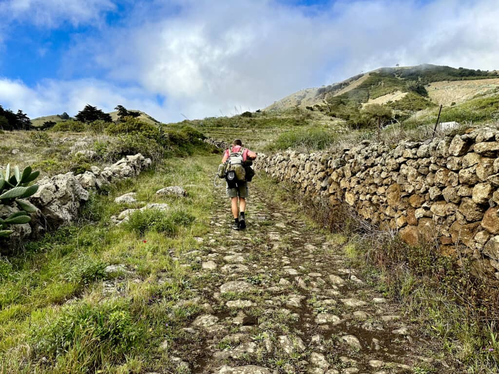 Vista de el Camino de la Virgen , una de las mejores rutas de senderismo en la isla de El Hierro