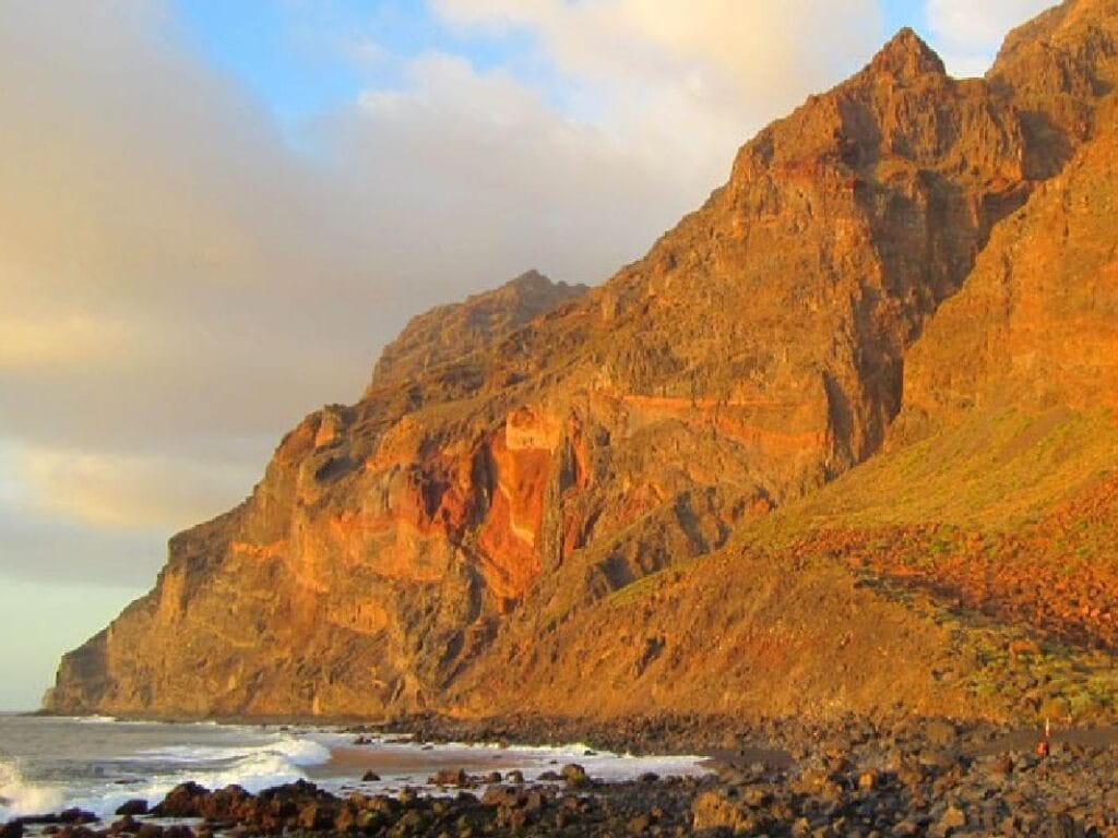 Vista de un hermoso atardecer en los Riscos de la Merica en la Gomera