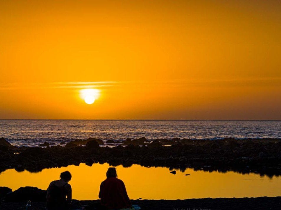 Vista de un atardecer en el Charco del Conde, una de las mejores puestas de sol en La Gomera