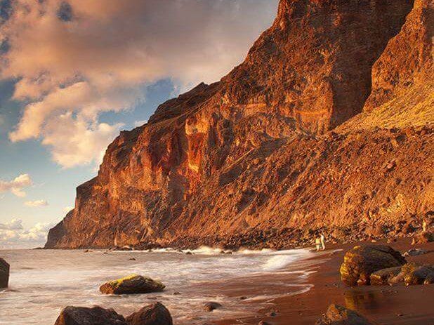 Vista de un atardecer en la Playa del Ingles en La Gomera
