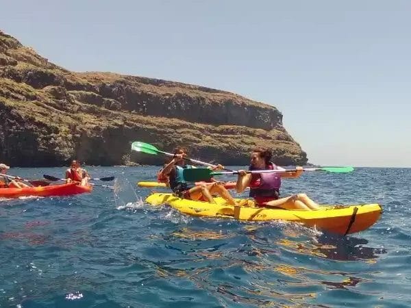 Vista de personas haciendo kayak, una de las mejores actividades que hacer en La Gomera