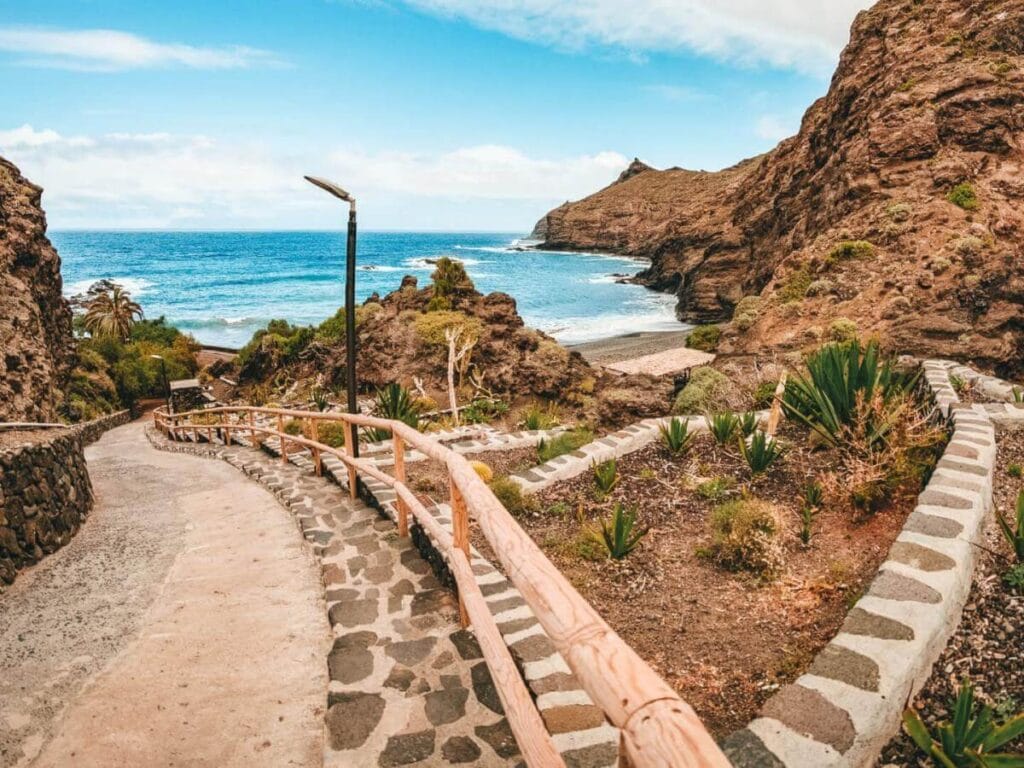Vista de la playa de La Caleta en La Gomera, una de las mejores playas de la isla