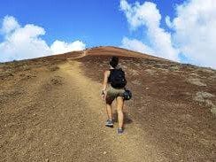 Vista de una chica haciendo senderismo en la Graciosa