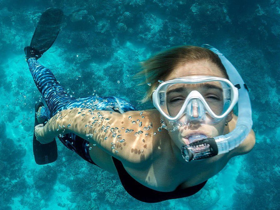 Vista de una chica haciendo snorkel, una de las mejores cosas que hacer en la isla de La Graciosa