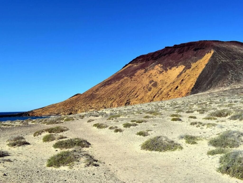 Vista de la Subida al Volcán de Montaña Amarilla, una de las mejores cosas que hacer en La Graciosa
