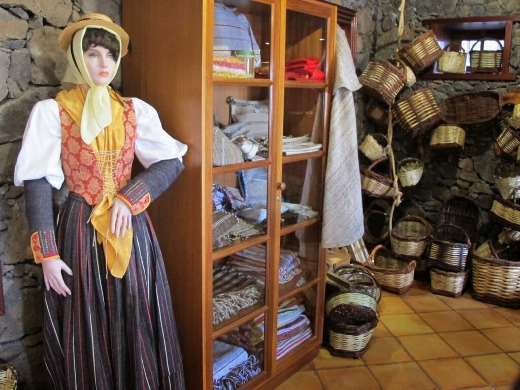 Vista de vestuario tradicional en el Centro Etnográfico Casa de Las Quinteras en El Hierro
