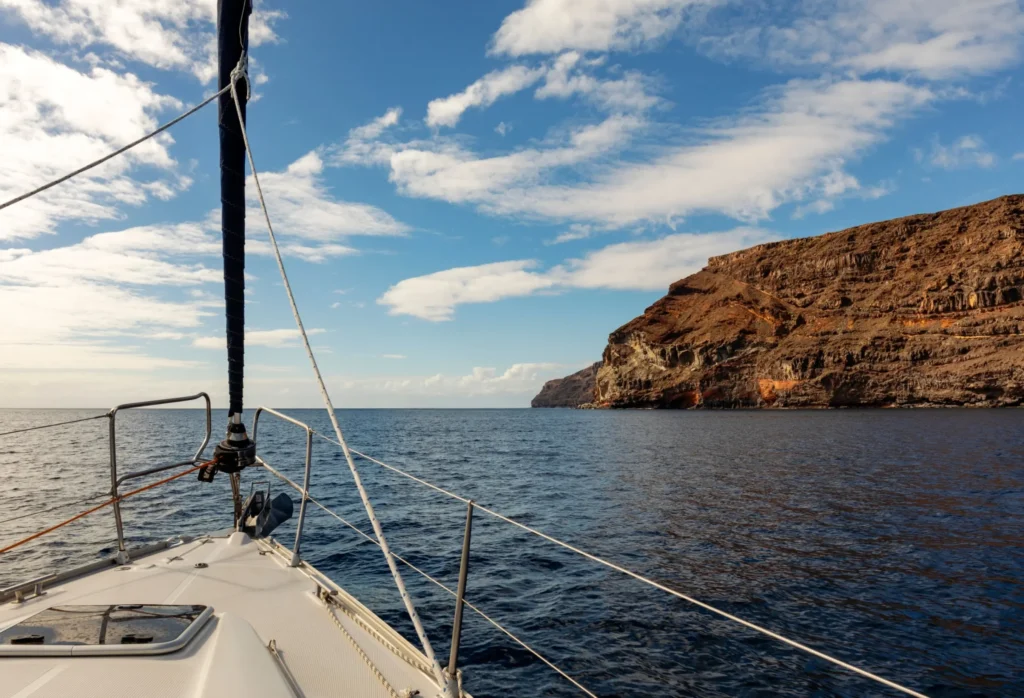 Paser en barco en la Gomera, una de las mejores actividades que hacer en la isla