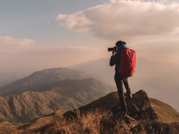 Vista de un chico con una camara de fotos, un elemento imprescindible en el equipaje si viajas a las Islas Canarias