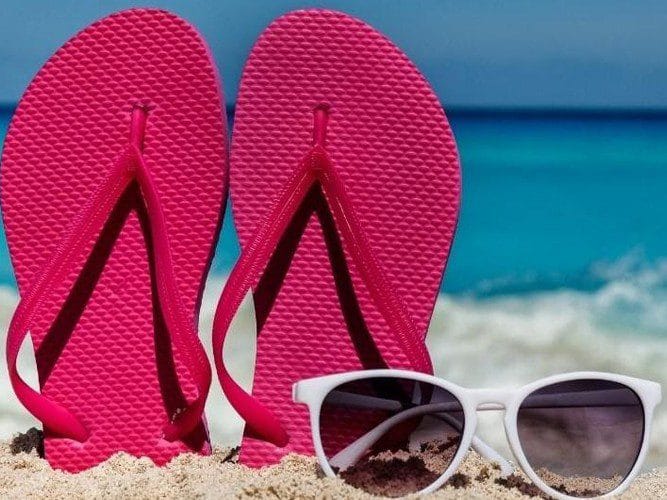 Vista de unas chanclas y gafas de sol, objetos imprescindibles si viajas a las Islas canarias