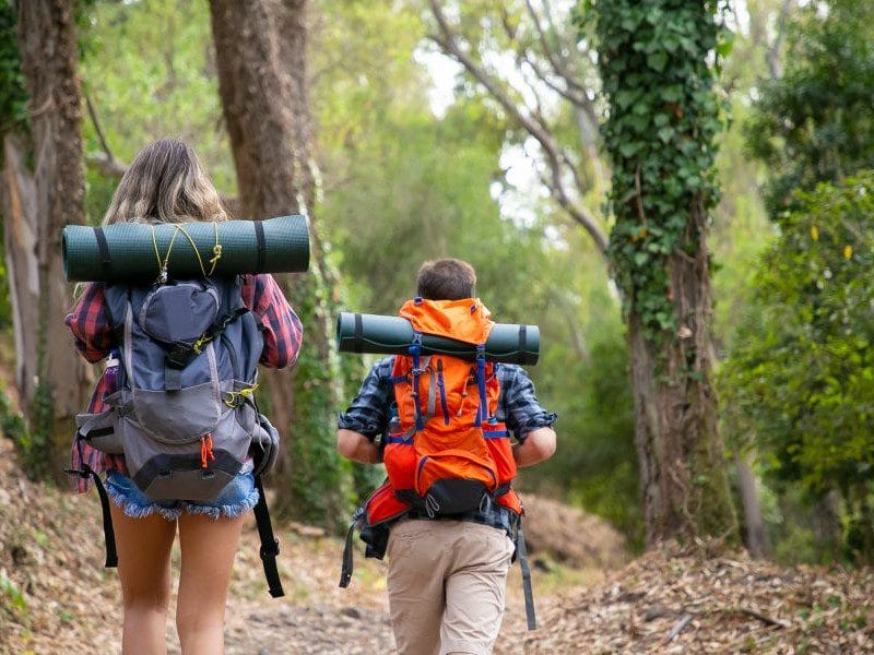 Vista de personas con mochlas, uno de los elementos importantes en tu viaje a Canarias