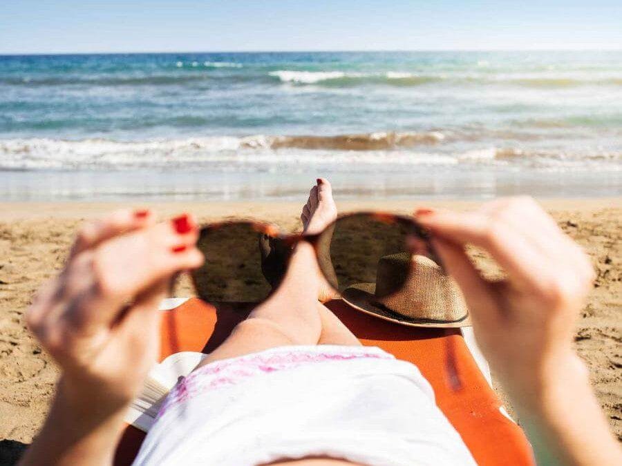 Vista de unas gafas de sol, uno de los objetos que llevar si viajas a las islas Canarias