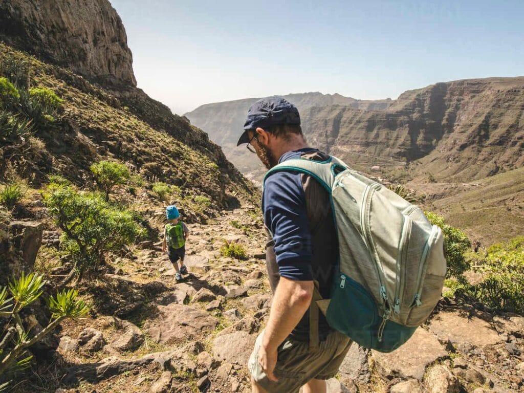 Vista de un chico con una mochila, un objeto imprescindible que llevar a las Islas Canarias
