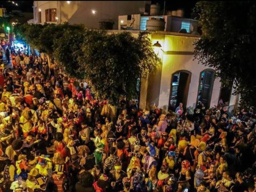 Vista de personas disfrazadas en el Carnaval de Agaete