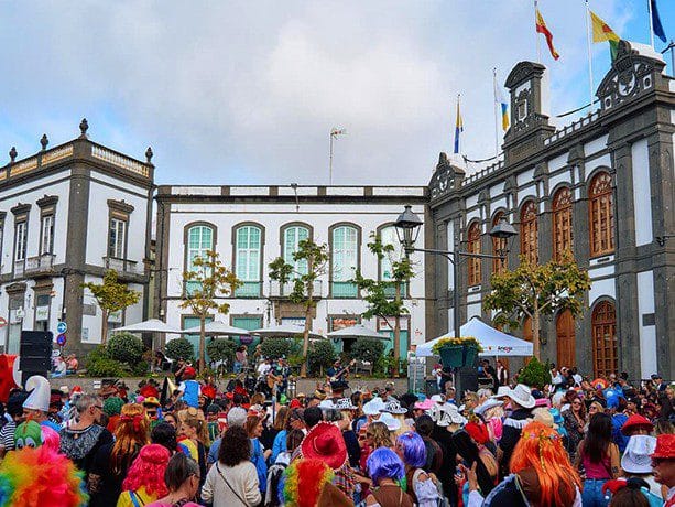 Vista de personas en el Carnaval de Arucas en Gran Canaria