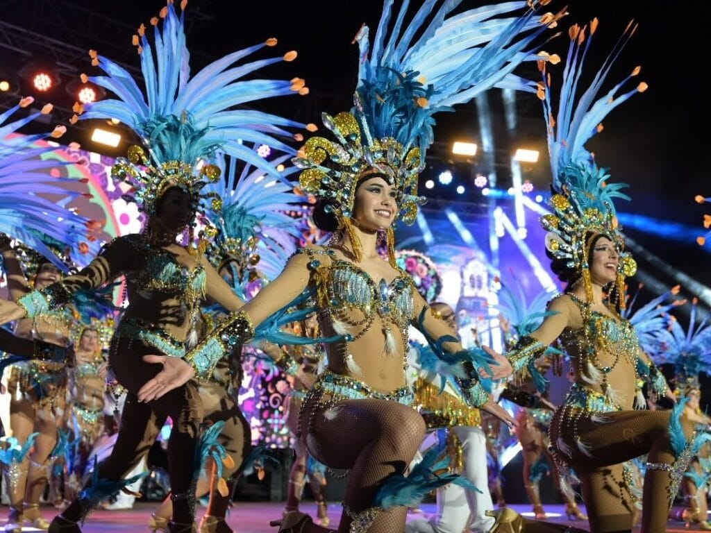 Vista de chicas disfrazadas en el Carnaval de Candelaria