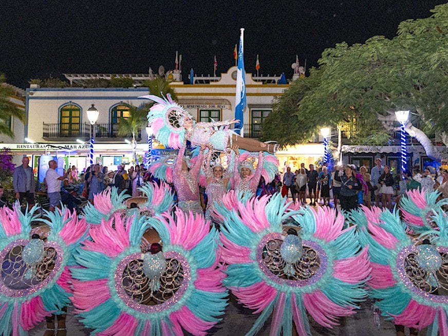 Vista de personas en el Carnaval de Mogán