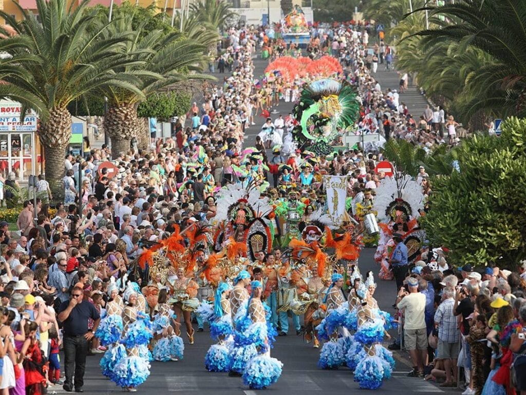 Vista de personas disfrazadas en el Carnaval de Los Cristianos